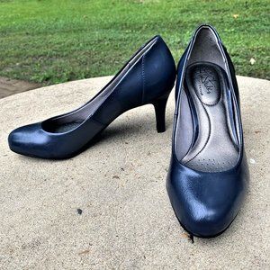 BNWOB! Life Stride Navy 3" Round Toe Pumps Size 7